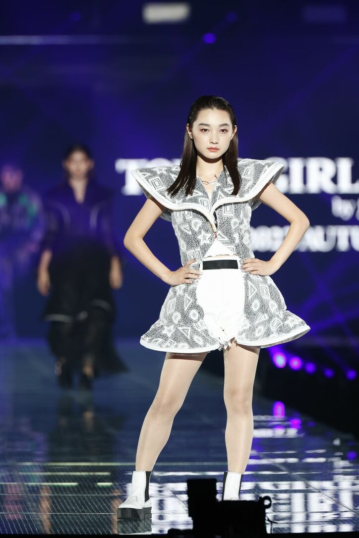 『オオカミちゃんくん』メンバー10人揃って“イルミコーデ”でランウェイ堂々闊歩「最高のステージ」と反響【TGC2022】