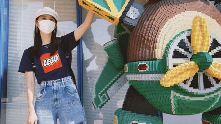 佐々木希 LEGOのTシャツを着て大はしゃぎ