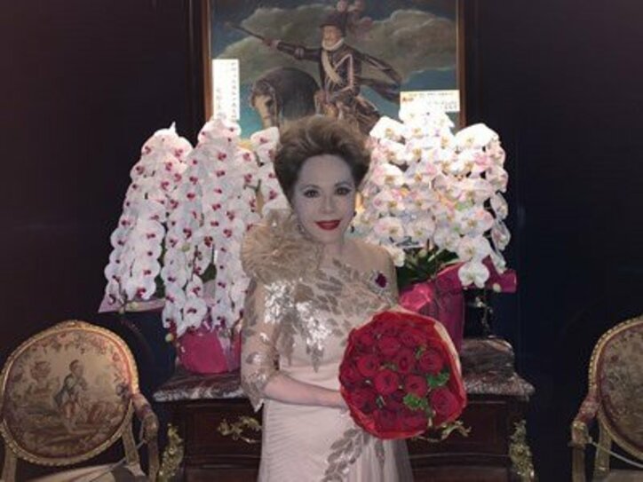 デヴィ夫人、傘寿のお祝いに80名のゲストが参加「美しいお花に 囲まれながら」