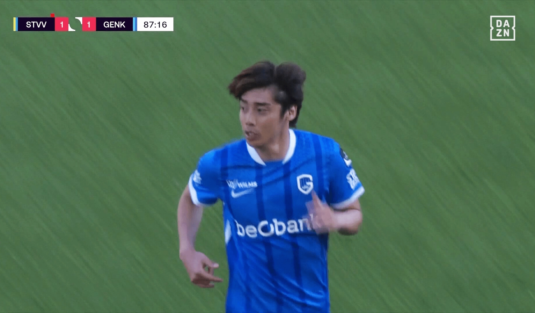 伊東純也が交代のタイミングで試合は中断