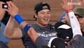 「イエーイ！」大谷翔平、大ハシャギでハイタッチ＆ハグを連発「中島トレーナーとロハスを抱きしめるシーンは感動的」「少年のように喜んでる」