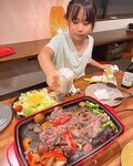  みきママ、大学でのテストを控え娘に頼んだ夕食作り「牛小間肉がステーキになってる～」 