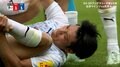 騒然！ 日本代表FWが“足首ガッツリ”の危険タックル被害→突き飛ばされ味方DFが激昂「何するんだ」「手を出すな」「町野のために怒ってくれてる」ファンも激怒