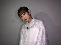 「流し目の力強さ」「めちゃめちゃキレイ」武田玲奈、クールな白ドレス衣装ショットに称賛の声