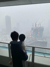 金子恵美『雪にはしゃぐ男たち』