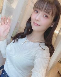 上坂すみれの上品な春コーデ＆巻き髪ショットにファン感嘆「お美しい…」「大人っぽくて素敵」
