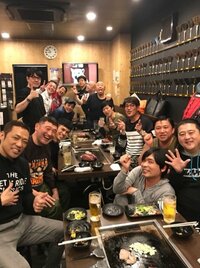 小島よしお、東MAXの「行動力と継続力に敬服」土田晃之ら先輩芸人と集合ショット