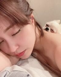 岸明日香、愛犬との“ウトウト”しているキュートな動画を公開 ファンから「あすぽんめちゃめちゃ可愛い」の声