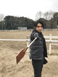 山崎賢人、“早朝でもカッコイイ”と話題の決めポーズを披露　撮影オフショット公開にファン歓喜