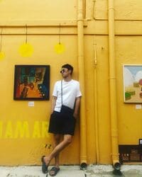 小籔千豊、モデル風ショットに反響「脚長っ」「うそやん。かっこいいやん」