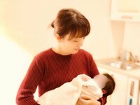 “代理母出産”の丸岡いずみ、祝福の声に涙 ロシアでの子育てに「右往左往」