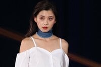 朝比奈彩、クールなスーツ姿でセクシー谷間を大胆披露に「綺麗すぎ」「惚れ直した」