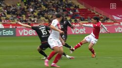 「えぐ！！」南野拓実、敵陣ど真ん中をぶち抜く“王様的”圧巻ドリブル炸裂！必殺“タキターン”からの超加速フィニッシュで華麗過ぎるチャンスメイクに「さすがモナ王」「タキの十八番！」