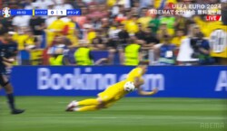 物議を醸す判定！「審判によってはPK」「身体に腕を付けた」シュートが肘に直撃した瞬間…ファンの意見が割れる「スーパーブロックやな」「ハンドですわ」