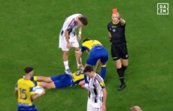 「愚かな行為」怒りの“暴力行為”でレッドカード！「何やってるの？」批判殺到のユヴェントスMFが謝罪「酷いことをして恥じている」