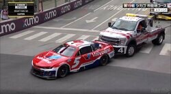 レッカー車が「押してるw」 米レースで異例の“珍光景”「なんて男らしい再始動」「ダイナミック押しがけ」ファン騒然