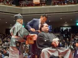 花田虎上、横綱・照ノ富士の断髪式で鋏を入れたことを報告「新しいヘアスタイルも似合ってましたね」