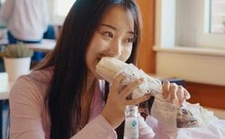 「12歳で有名ブランドと1000万円契約」20歳になった天才美少女、海外の大学でのランチ風景を公開「食堂すごい綺麗」「食べ物大きい！顔ちっちゃい！」