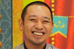 千鳥大悟、ポロリした“ほぼ裸”の人気女性芸人にツッコミ「顔ノブにそっくり」