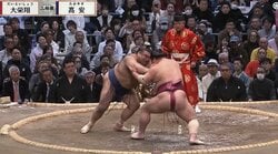 「行司に助けられた！」ベテラン実況も驚愕の展開 「珍しいものみた」土俵際の攻防が話題