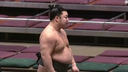 取組後に鼻血がたらり…強烈すぎる高速突っ張りを“すべて受けきる”力士に「技術が勝った」ファン驚嘆