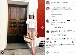 小嶋陽菜の“美脚”際立つショートパンツショットを披露しファン絶賛「宇宙一の美脚」「全身パーフェクトすぎる」