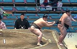 「救出した」「まわし直した」勝った力士の“好プレー”に称賛の声 ケガを防ぐ咄嗟の行動に反響相次ぐ