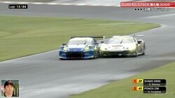 タイヤ同士が「当たってる」フェラーリ vs GT86、ぶつかりながら「トップに出たああ！」実況も絶叫した超弩級バトル