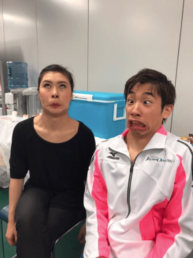 織田信成、本田真凛・宇野昌磨らと有名CMをパロディ　村上佳菜子との“全力変顔ショット”も 3枚目