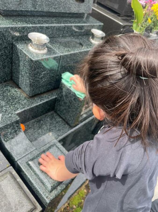  大和田美帆、母・岡江久美子さんの墓参りに訪れ複雑な心境を吐露「悲しく切なくなります」  1枚目