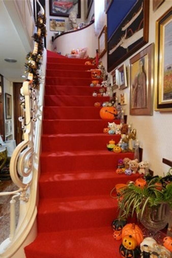  デヴィ夫人、ハロウィン仕様に飾り付けた自宅を公開「かぼちゃの魔女がお出迎え」  1枚目
