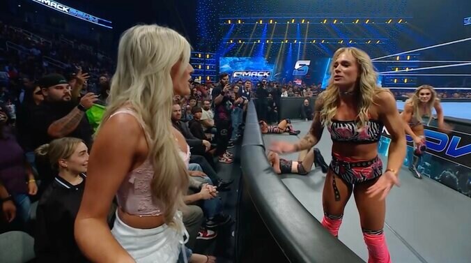 場外で“天敵”ブレイク・モンロー（写真左）に気を取られるソル・ルカ（同右）