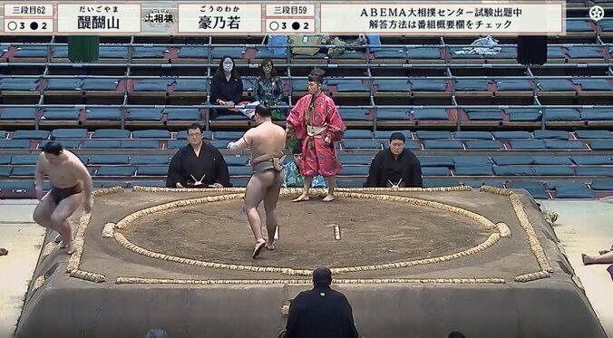 立ち合い直後に「ひっかけられた」　力士、一瞬で土俵割る驚きの光景「技あり」「ヘッスラ」館内どよめく 4枚目
