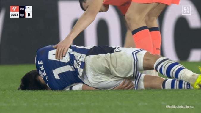 倒れ込んだ久保建英