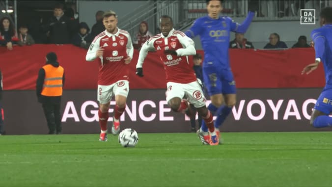 「シミュレーションだろ！」南野拓実への“謎のイエローカード”にファン騒然…「審判にはうんざり」「ファウルすらない」微妙すぎる判定の瞬間 3枚目