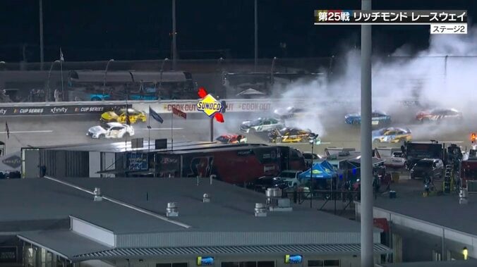 「何が起きたか全くわからなかった」多重クラッシュにドライバー“呆然” 「まさかショートオーバルでビッグワンとは」ファンも騒然/NASCAR 4枚目