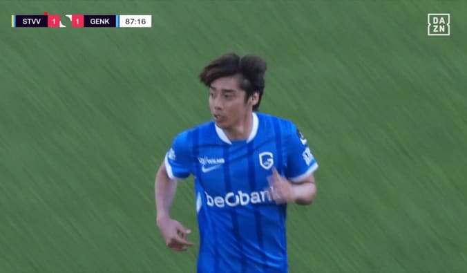 伊東純也が交代のタイミングで試合は中断