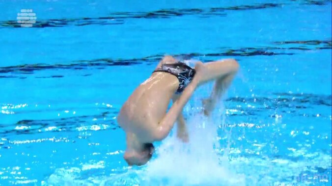 【映像】女子が男子を蹴上げ→空中回転