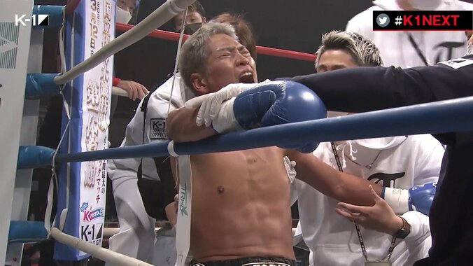 あわやロープ外に吹っ飛ぶ“前のめり”ダウン 衝撃KOに「やばすぎw」「えぐい」視聴者騒然 2枚目