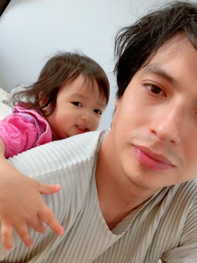  川崎希、夫・アレクがいないと泣くほどパパっ子な娘「取り合いしてます」  1枚目