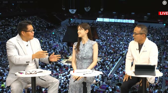 姿勢を正して解説に耳を傾ける松村沙友理