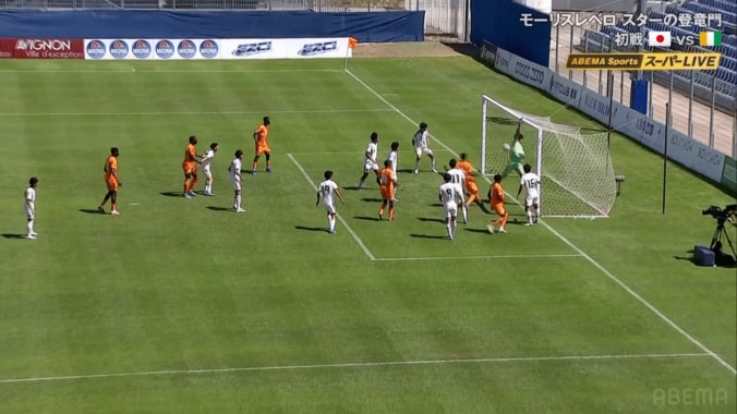 「漫画みたいな曲がり方」U-19日本代表、直接コーナーキックでまさかの失点…強風が生んだ衝撃変化にファン驚愕「なんじゃそりゃ」 3枚目
