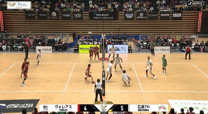 “胸レシーブ”で決めた バレーボール、強烈スパイクで珍しい光景 本人も驚き 3枚目