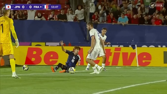 「審判は甘えすぎでは？」日本代表10番が“体当たりタックル”に怒り…「流しすぎ」「FVSの難しさ」PK＆ファウルなしにSNSも騒然【U-20W杯】 3枚目