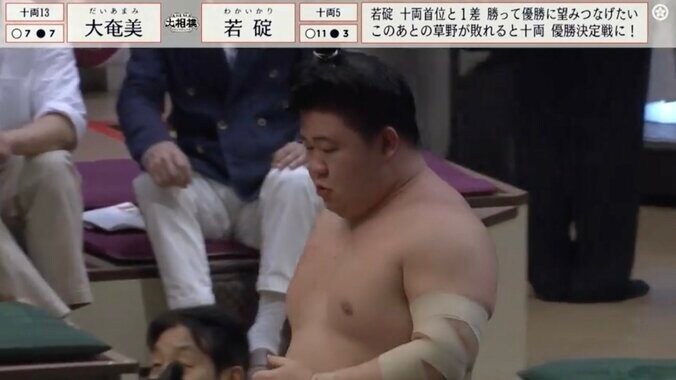 【写真・画像】「滞空時間長すぎ！」「舞空術使った？」軽量力士、土俵際の驚異的なバランス感覚にファン驚愕「まじかよ」　1枚目