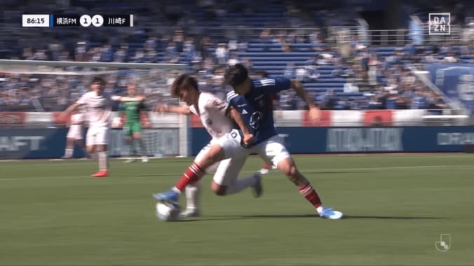 「意図的に踏んでない？」川崎MFの“激しすぎるデュエル”が物議！「蹴りは止めて」「何してんの」横浜FWへの危険行為にSNS騒然 5枚目
