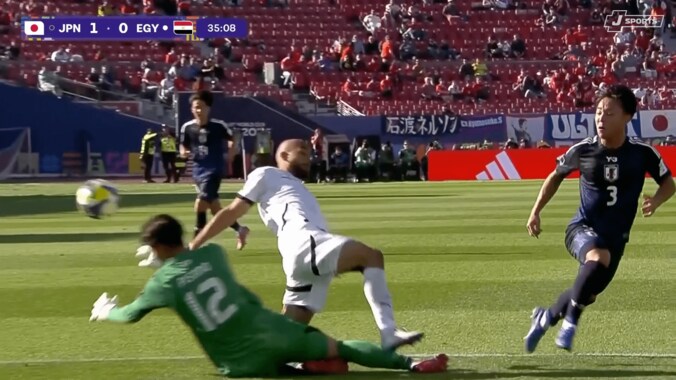 「怪我しないで…」U-20日本代表GK、“足裏”を恐れず好守→激突＆悶絶に騒然！「大丈夫か？」ピサノアレックス幸冬堀尾の勇敢さが脚光 3枚目