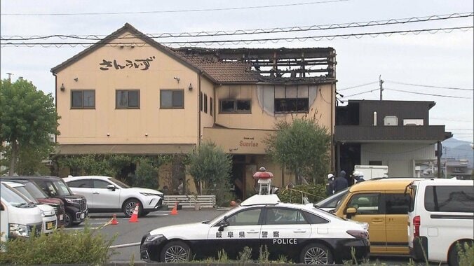 焼け跡から複数の刃物　マージャン最中に犯行か　岐阜ケーキ店火災3人死亡 1枚目