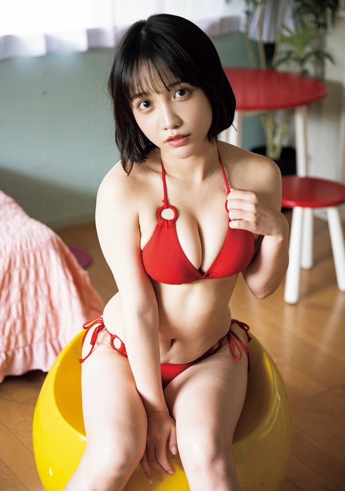 “マシュマロボディ”INUWASI・はのんまゆ 挑発的な真紅ビキニ、一転キュートな姿も 『旬撮GIRL Vol.27』誌面カット 1枚目