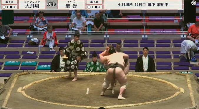 「自分から出ちゃった」不自然に土俵を割った力士に困惑「送り出す前に自ら出た」「どこか痛いのかな」心配の声も 2枚目